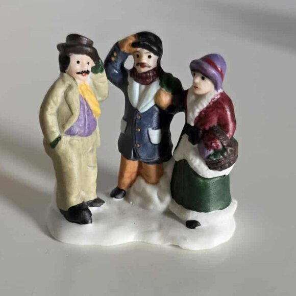 🎀SALE 🎀EUC Christmas Village Porcelain Figurines Set of 8 - Picture 6 of 9